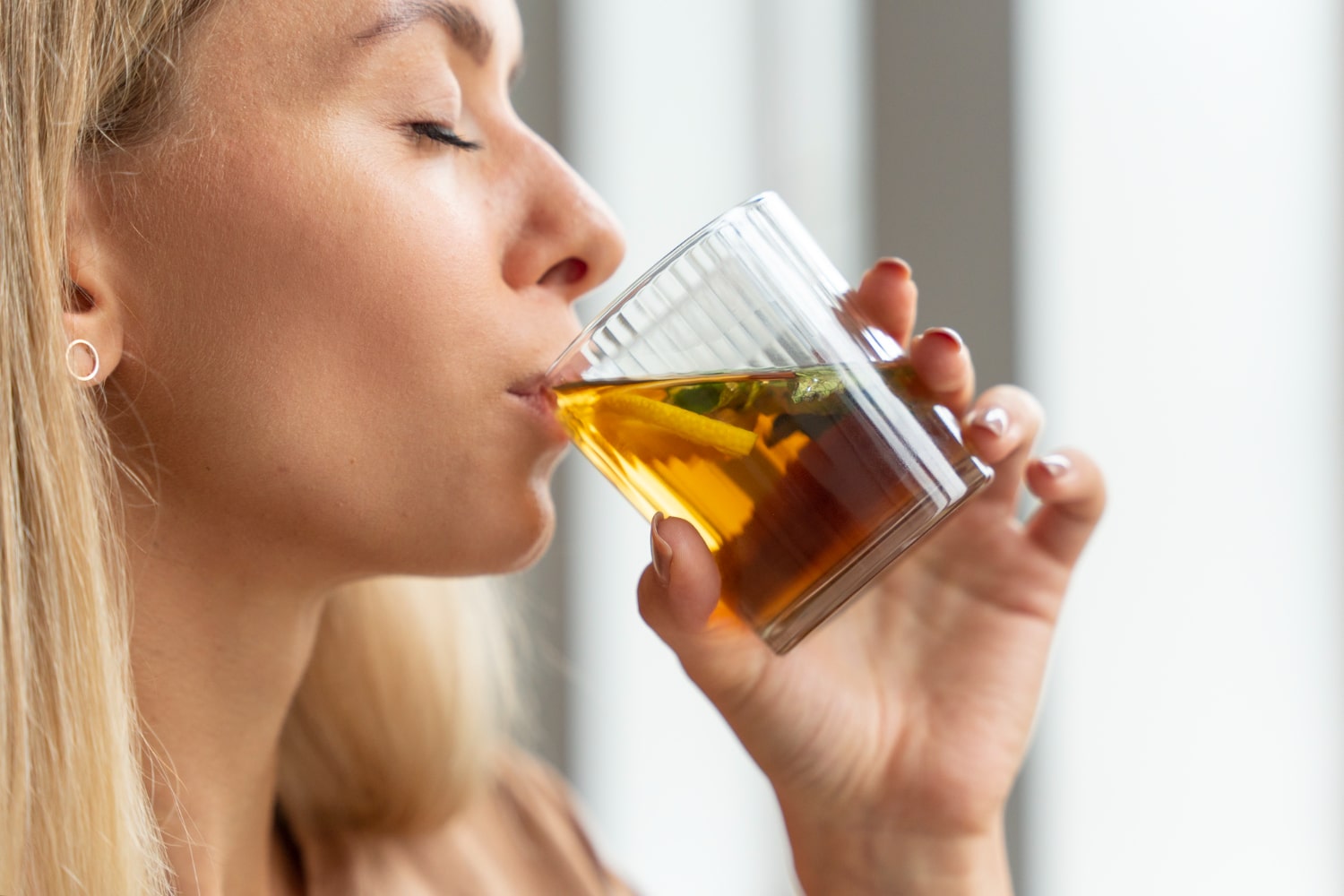 Bain de bouche à l'huile de coco, technique d'oil pulling inefficace contre les caries
