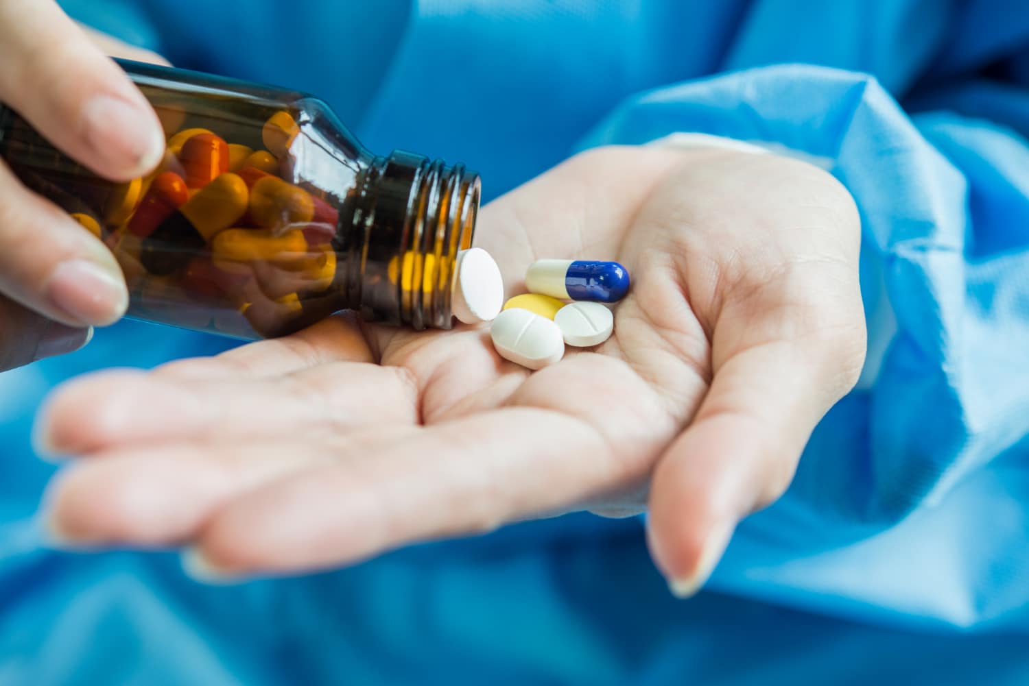 Boîtes de médicaments sur une table, ordonnance médicale