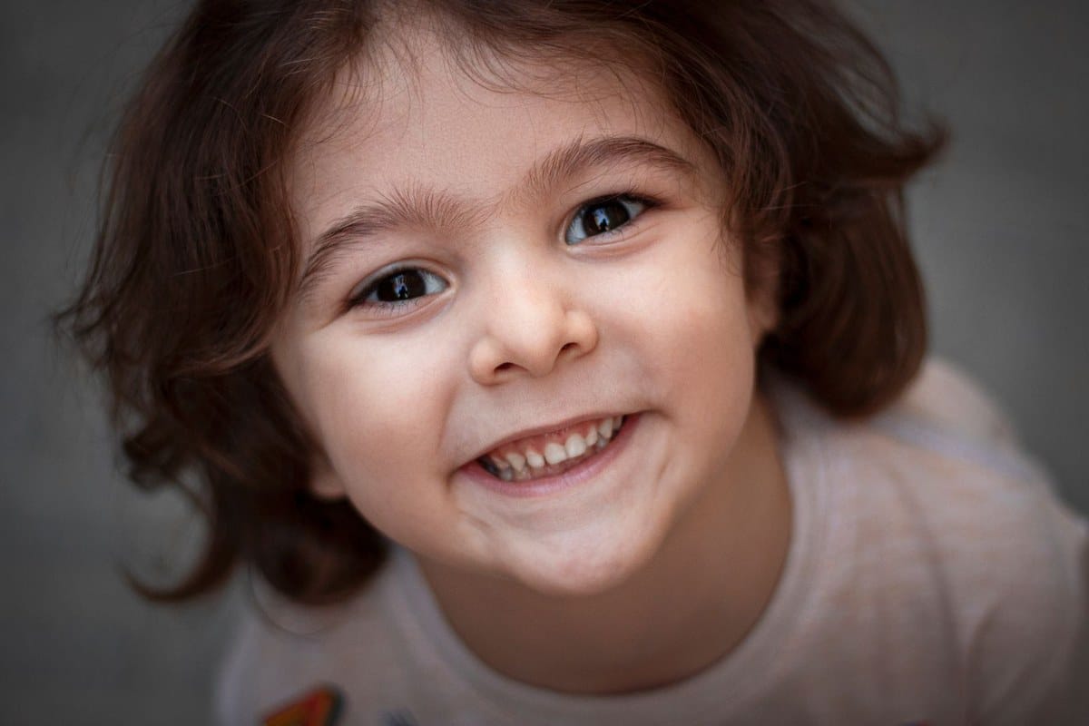 Gros plan sur la dentition d'un jeune enfant qui sourit