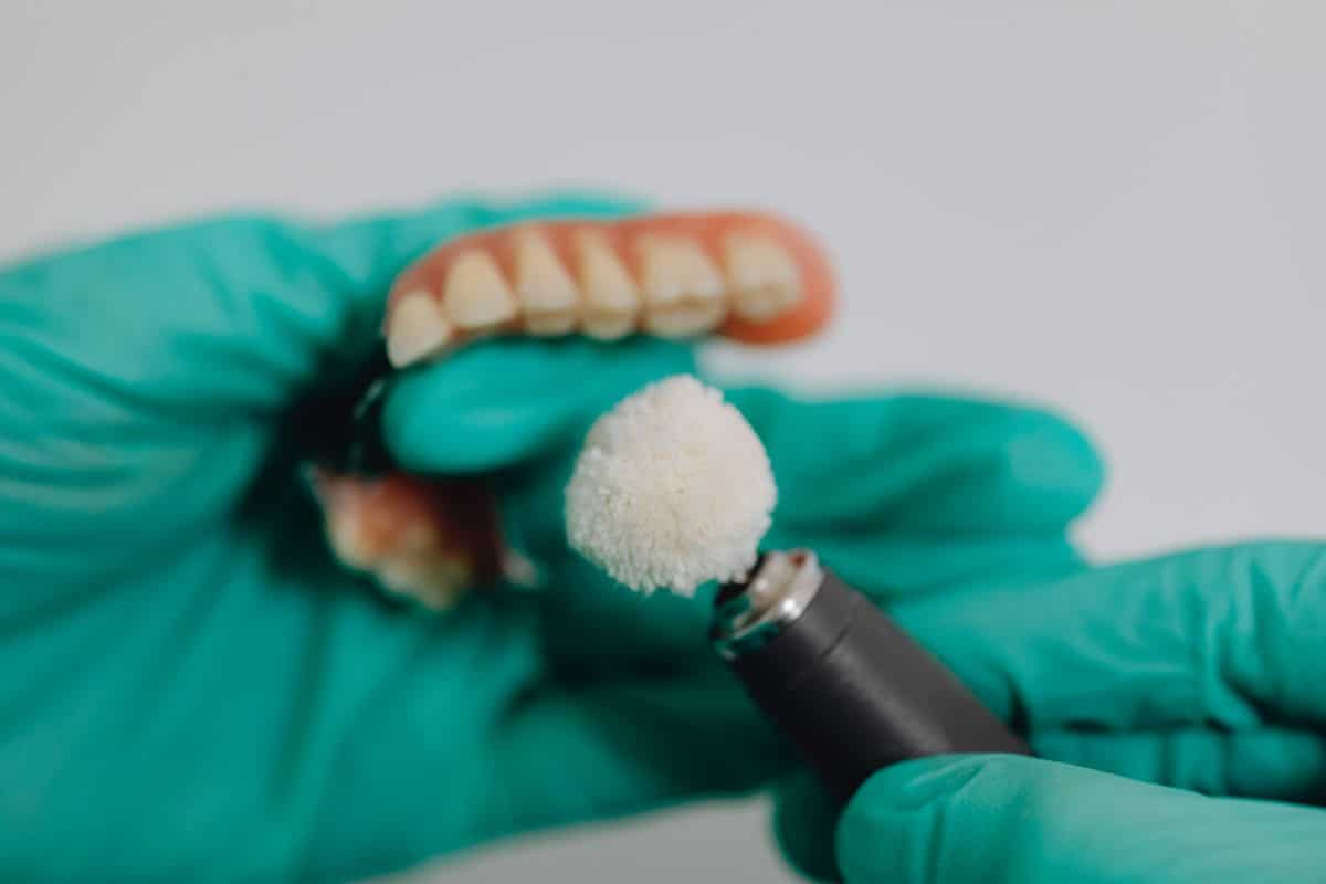 Prothèse amovible repolie au laboratoire à l'aide d'une brossette rotative