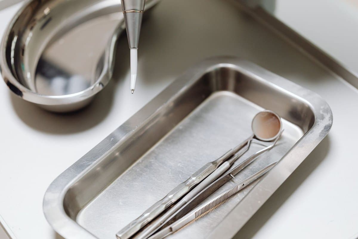Plateau d'instruments dentaires stériles préparé avant un soin
