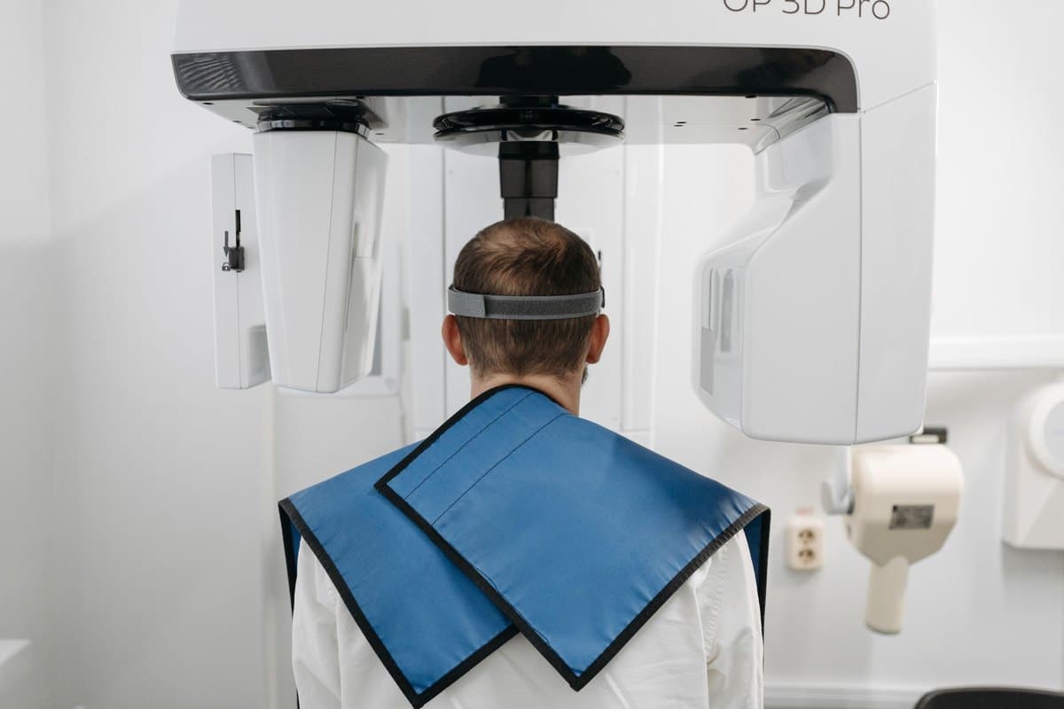 Patient installé dans un appareil d'imagerie dentaire en trois dimensions