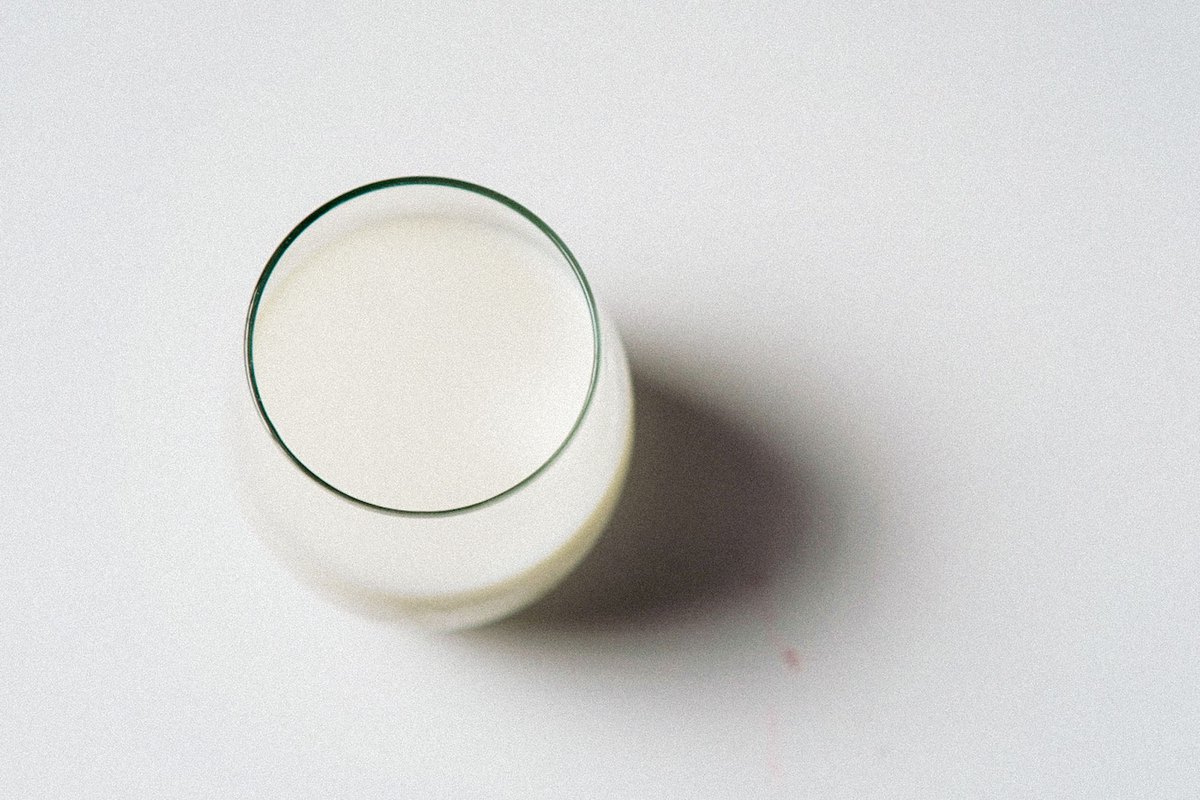 Verre de lait posé sur une table